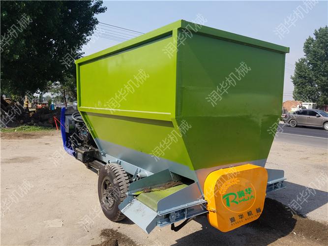 柴油饲料撒料车与电动自动喂料车 润华畜牧机械助力现代养殖高效发展